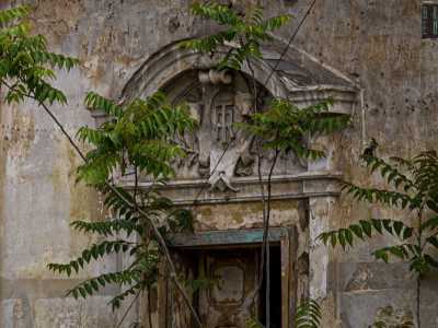 Nonostante ci�, la villa, anche negli ultimi anni, ha continuato a mostrare alcuni raffinati decori architettonici, tra cui l�elegante torrino e i fregi sugli architravi delle finestre